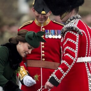 Le prince William, duc de Cambridge, colonel des Gardes irlandais et Catherine (Kate) Middleton, duchesse de Cambridge, enceinte, lors de la parade de la Saint Patrick à Houslow en présence du premier bataillon des gardes irlandais le 17 mars 2018. 