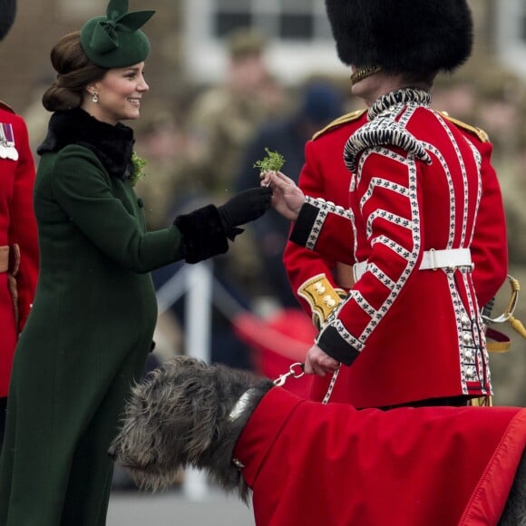 Le prince William, duc de Cambridge, colonel des Gardes irlandais et Catherine (Kate) Middleton, duchesse de Cambridge, enceinte, lors de la parade de la Saint Patrick à Houslow en présence du premier bataillon des gardes irlandais le 17 mars 2018. 