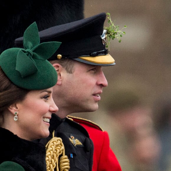 Le prince William, duc de Cambridge, colonel des Gardes irlandais et Catherine (Kate) Middleton, duchesse de Cambridge, enceinte, lors de la parade de la Saint Patrick à Houslow en présence du premier bataillon des gardes irlandais le 17 mars 2018. 