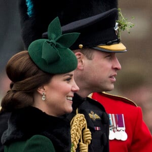 Le prince William, duc de Cambridge, colonel des Gardes irlandais et Catherine (Kate) Middleton, duchesse de Cambridge, enceinte, lors de la parade de la Saint Patrick à Houslow en présence du premier bataillon des gardes irlandais le 17 mars 2018. 