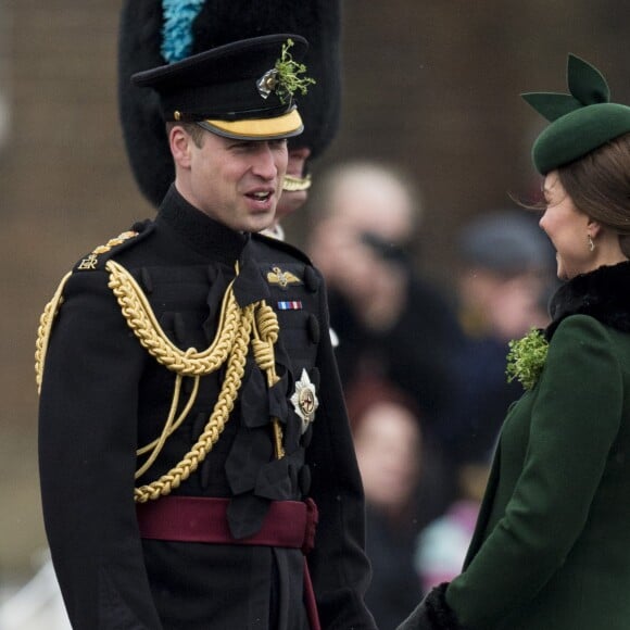 Le prince William, duc de Cambridge, colonel des Gardes irlandais et Catherine (Kate) Middleton, duchesse de Cambridge, enceinte, lors de la parade de la Saint Patrick à Houslow en présence du premier bataillon des gardes irlandais le 17 mars 2018. 