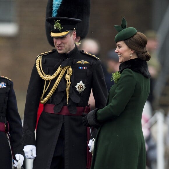 Le prince William, duc de Cambridge, colonel des Gardes irlandais et Catherine (Kate) Middleton, duchesse de Cambridge, enceinte, lors de la parade de la Saint Patrick à Houslow en présence du premier bataillon des gardes irlandais le 17 mars 2018. 