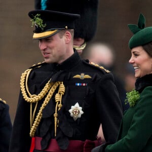 Le prince William, duc de Cambridge, colonel des Gardes irlandais et Catherine (Kate) Middleton, duchesse de Cambridge, enceinte, lors de la parade de la Saint Patrick à Houslow en présence du premier bataillon des gardes irlandais le 17 mars 2018. 