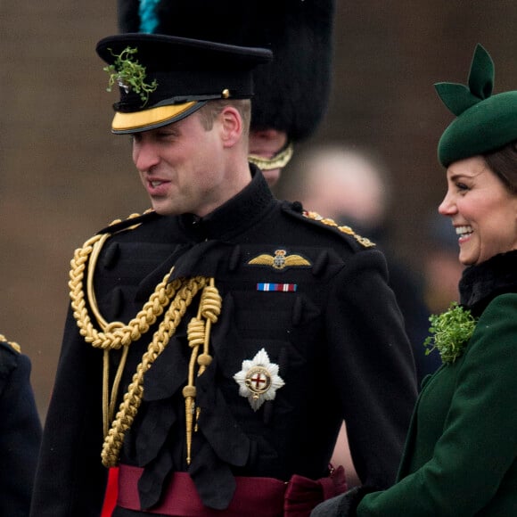 Le prince William, duc de Cambridge, colonel des Gardes irlandais et Catherine (Kate) Middleton, duchesse de Cambridge, enceinte, lors de la parade de la Saint Patrick à Houslow en présence du premier bataillon des gardes irlandais le 17 mars 2018. 