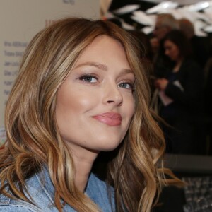 Caroline Receveur, enceinte, lors du salon du livre de Paris le 17 Mars 2018 à la Porte de Versailles de Paris. © Denis Guignebourg/Bestimage