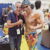 Yann Arnaud pose avec Elie Semoun dans les coulisses d'un show du Cirque du Soleil, en août 2017 à Montréal.