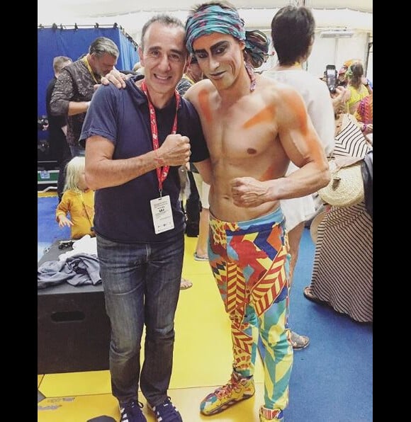 Yann Arnaud pose avec Elie Semoun dans les coulisses d'un show du Cirque du Soleil, en août 2017 à Montréal.