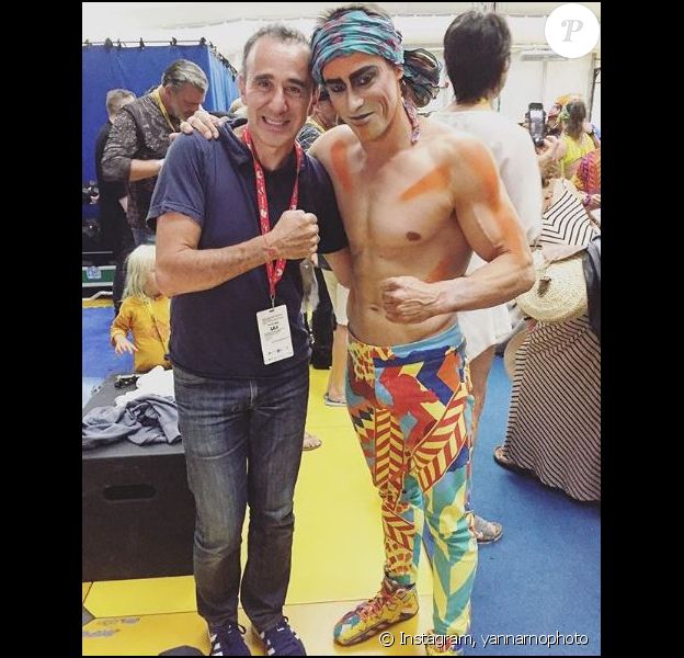 Yann Arnaud pose avec Elie Semoun dans les coulisses d'un show du Cirque du Soleil, en août 2017 à Montréal.