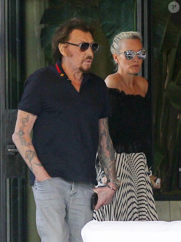 Johnny Hallyday avec sa femme Laeticia, leurs enfants Jade et Joy, Elyette (la grand-mère de Laeticia), Françoise Thibaud (la mère de Laeticia) avec son compagnon Pierre et leurs amis, vont déjeuner au restaurant "Cecconi's" à West Hollywood, pour célébrer leur anniversaire de mariage. Los Angeles, le 25 mars 2017.