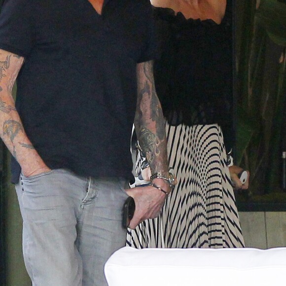 Johnny Hallyday avec sa femme Laeticia, leurs enfants Jade et Joy, Elyette (la grand-mère de Laeticia), Françoise Thibaud (la mère de Laeticia) avec son compagnon Pierre et leurs amis, vont déjeuner au restaurant "Cecconi's" à West Hollywood, pour célébrer leur anniversaire de mariage. Los Angeles, le 25 mars 2017.