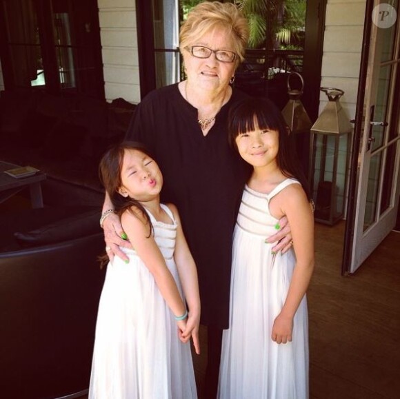 Elyette Boudou surnommée "Mamie Rock", avec ses arrières petites-filles Jade et Joy sur Instagram le 7 juillet 2014.