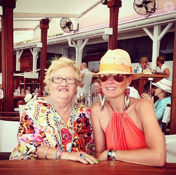 Elyette Boudou surnommée "Mamie Rock", avec sa petite-fille Laeticia Hallyday sur Instagram le 27 juillet 2014.