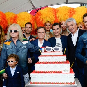 Michel Polnareff, sa compagne Danyellah et leur fils Louka, Fabien Lecoeuvre, Laurent Luyat, Gilbert Coullier et Cyril Féraud - Le chanteur français Michel Polnareff fête son 72ème anniversaire en présence des danseuses du Moulin-Rouge et donne le départ de la deuxième étape de la 103ème édition de la course cycliste du tour de France le 3 Juillet 2016, entre Saint-Lo et Cherbourg-en-Cotentin, en Normandie. © Coadic Guirec / Bestimage