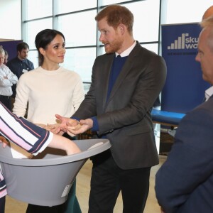 Le prince Harry s'est montré très intéressé par la baignoire pour bébé de la société Shnuggle lors de sa visite avec Meghan Markle sur le campus scientifique Catalyst Inc où étaient rassemblés des entrepreneurs innovants le 23 mars 2018 à Belfast.