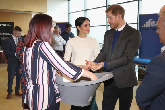 Le prince Harry s'est montré très intéressé par la baignoire pour bébé de la société Shnuggle lors de sa visite avec Meghan Markle sur le campus scientifique Catalyst Inc où étaient rassemblés des entrepreneurs innovants le 23 mars 2018 à Belfast.