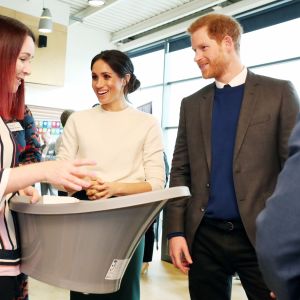 Le prince Harry et Meghan Markle ont rencontré les fondateurs de la société de produits pour bébé Shnuggle lors de leur visite sur le campus scientifique Catalyst Inc où étaient rassemblés des entrepreneurs innovants le 23 mars 2018 à Belfast.