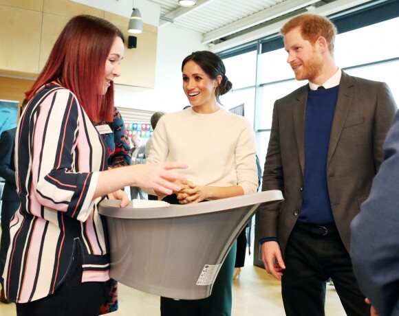 Le prince Harry et Meghan Markle ont rencontré les fondateurs de la société de produits pour bébé Shnuggle lors de leur visite sur le campus scientifique Catalyst Inc où étaient rassemblés des entrepreneurs innovants le 23 mars 2018 à Belfast.