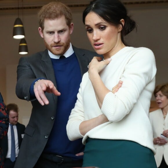 Le prince Harry et Meghan Markle ont été impressionnés par les prothèses conçus pour le cinéma de l'entreprise Titanic FX lors de leur visite sur le campus scientifique Catalyst Inc où étaient rassemblés des entrepreneurs innovants le 23 mars 2018 à Belfast.