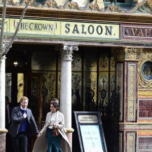 Le prince Harry et Meghan Markle sortant du pub The Crown après leur déjeuner lors d'une visite à Belfast le 23 mars 2018.