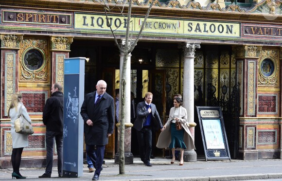 Le prince Harry et Meghan Markle sortant du pub The Crown après leur déjeuner lors d'une visite à Belfast le 23 mars 2018.
