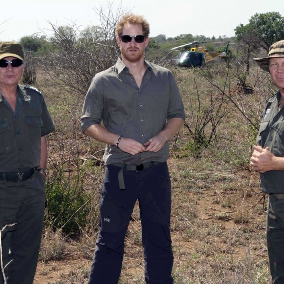 Le prince Harry visite une scène de crime avec une équipe médico-légale après qu'un rhinocéros a été tué par des braconniers dans le Parc national Kruger en Afrique du Sud le 2 décembre 2015.