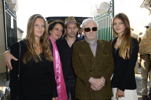 Charles Aznavour et son fils Mischa avec Nathalie Huth, fille de Pierre Huth lors des obsèques de ce dernier au cimetière de Nogent-sur-Marne le 30 août 2013
