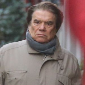 Exclusif - Bernard Tapie se promène dans le quartier de Saint-Germain-des-Prés à Paris le 30 décembre 2015.