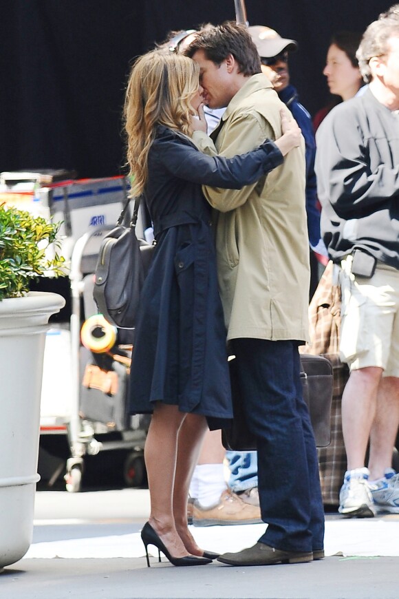 Jennifer Aniston avec Jason Bateman s'embrassent à New York City, le 27 avril 2009. La partie de Jennifer Aniston a été récupérée par Star pour sa fausse couverture avec Brad.