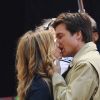 Jennifer Aniston avec Jason Bateman s'embrassent à New York City, le 27 avril 2009. La partie de Jennifer Aniston a été récupérée par Star pour sa fausse couverture avec Brad.