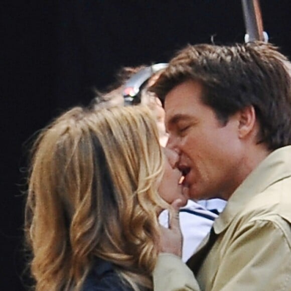 Jennifer Aniston avec Jason Bateman s'embrassent à New York City, le 27 avril 2009. La partie de Jennifer Aniston a été récupérée par Star pour sa fausse couverture avec Brad.