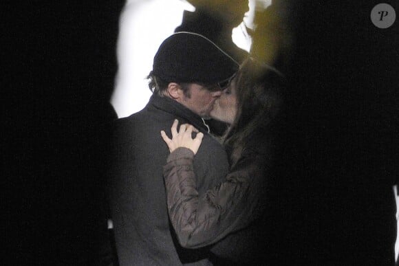 Brad Pitt embrasse Angelina Jolie à Budapest, le 17 octobre 2010. La partie de Brad Pitt a été récupérée par Star pour sa fausse couverture avec Jennifer Aniston.
