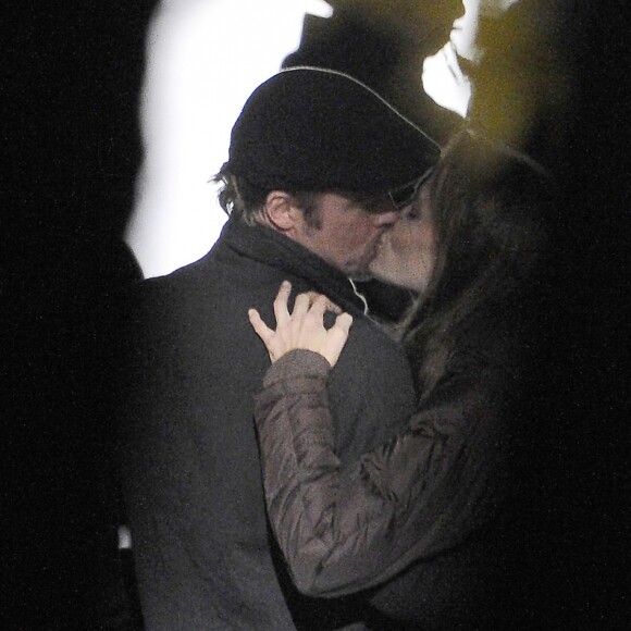 Brad Pitt embrasse Angelina Jolie à Budapest, le 17 octobre 2010. La partie de Brad Pitt a été récupérée par Star pour sa fausse couverture avec Jennifer Aniston.