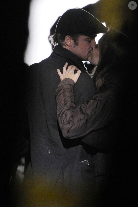 Brad Pitt embrasse Angelina Jolie à Budapest, le 17 octobre 2010. La partie de Brad Pitt a été récupérée par Star pour sa fausse couverture avec Jennifer Aniston.