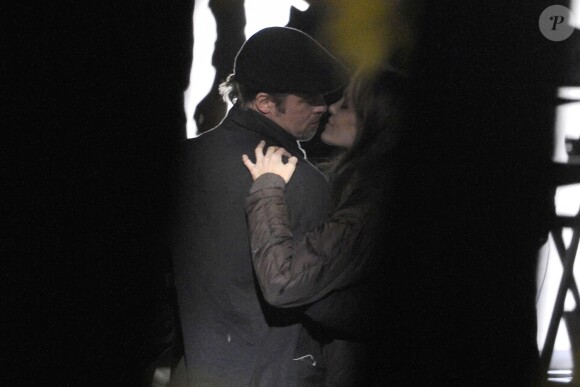 Brad Pitt embrasse Angelina Jolie à Budapest, le 17 octobre 2010. La partie de Brad Pitt a été récupérée par Star pour sa fausse couverture avec Jennifer Aniston.