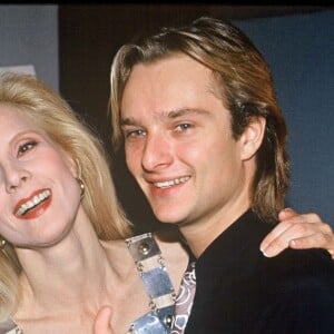 Sylvie Vartan dans sa loge au Palais des sports à Paris le soir de sa première en 1991, avec son fils David Hallyday. Paris le 25 janvier 1991.