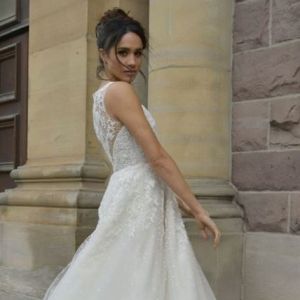 Meghan Markle en robe de mariée Anne Barge. Facebook, le 10 novembre 2016.