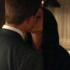 Meghan Markle embrasse son partenaire Patrick J. Adams dans la série "Suits" le 29 mars 2018.