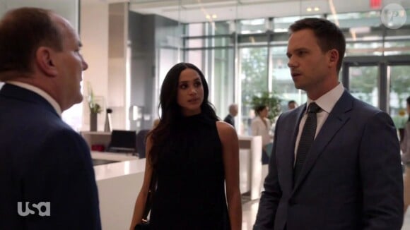 Meghan Markle embrasse son partenaire Patrick J. Adams dans la série "Suits" le 29 mars 2018.