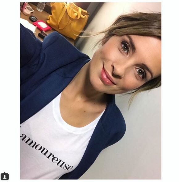 Isabelle Ithurburu pose avec un tee-shirt "amoureuse" sur Instagram le 30 mars 2018.