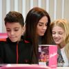 Exclusif - Katie Price et ses enfants Junior et Princess dégustent des milkshakes et des hamburgers chez Archies à Manchester le 16 février 2018.