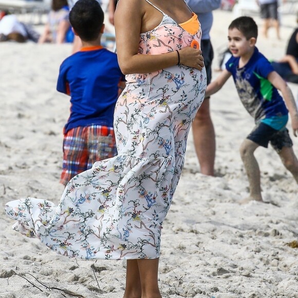 Exclusif - Eva Longoria très enceinte se balade avec son mari José Baston sur une plage à Miami, le 26 mars 2018.