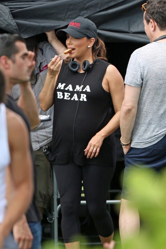 Eva Longoria (enceinte) sur le tournage de la série "Grand Hôtel" en tant que réalisatrice à Miami, le 19 mars 2018.