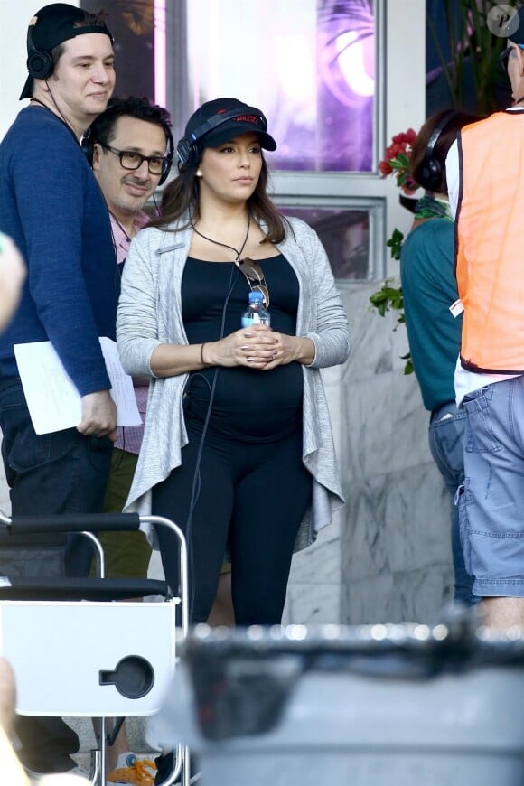 Eva Longoria (enceinte) sur le tournage de son film en tant que réalisatrice " Grand Hôtel " Le 17 mars 2018.
