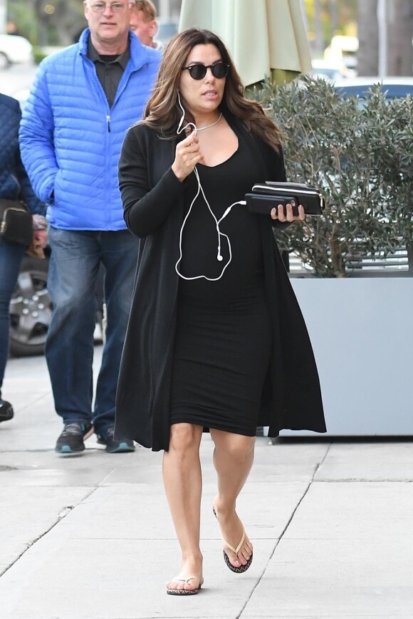 Eva Longoria enceinte se fait pouponner dans un salon de manucure/pédicure à Beverly Hills, le 22 février 2018.