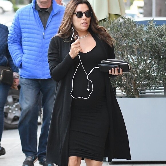 Eva Longoria enceinte se fait pouponner dans un salon de manucure/pédicure à Beverly Hills, le 22 février 2018.