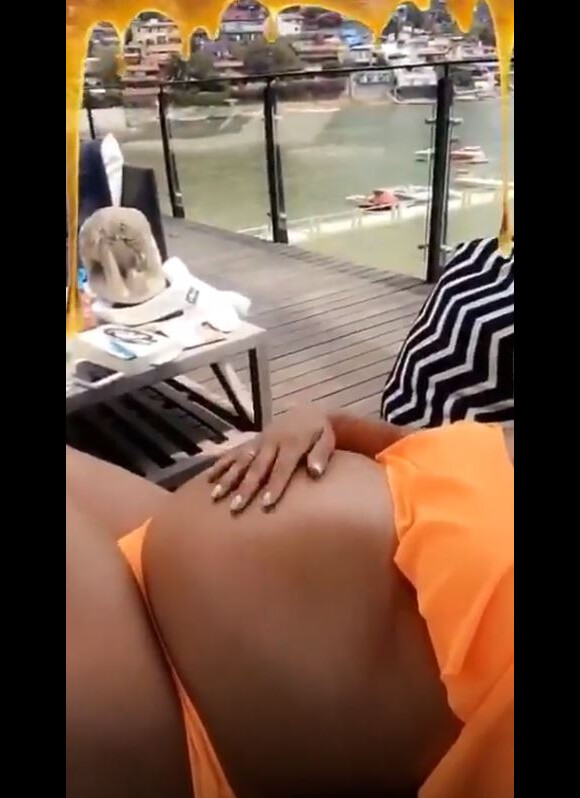 Eva Longoria, enceinte, se détend en bikini à Miami. Instagram, le 31 mars 2018.