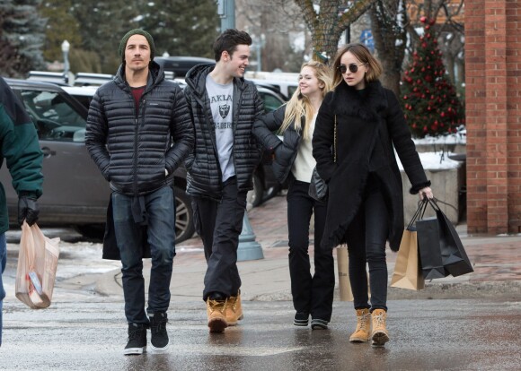 Exclusif - Dakota Johnson et Stella Banderas font du shopping à Aspen avec leurs compagnons le 19 décembre 2015.