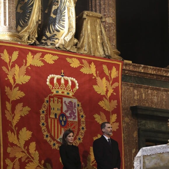 La reine Letizia et le roi Felipe VI d'Espagne lors de la messe commémorant le 25e anniversaire de la mort de dom Juan de Borbon (Jean de Bourbon), père du roi Juan Carlos Ier, le 3 avril 2018 au monastère San Lorenzo de El Escorial.