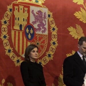 La reine Letizia et le roi Felipe VI d'Espagne lors de la messe commémorant le 25e anniversaire de la mort de dom Juan de Borbon (Jean de Bourbon), père du roi Juan Carlos Ier, le 3 avril 2018 au monastère San Lorenzo de El Escorial.