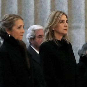 L'infante Elena et l'infante Cristina d'Espagne lors de la messe commémorant le 25e anniversaire de la mort de dom Juan de Borbon (Jean de Bourbon), père du roi Juan Carlos Ier, le 3 avril 2018 au monastère San Lorenzo de El Escorial.